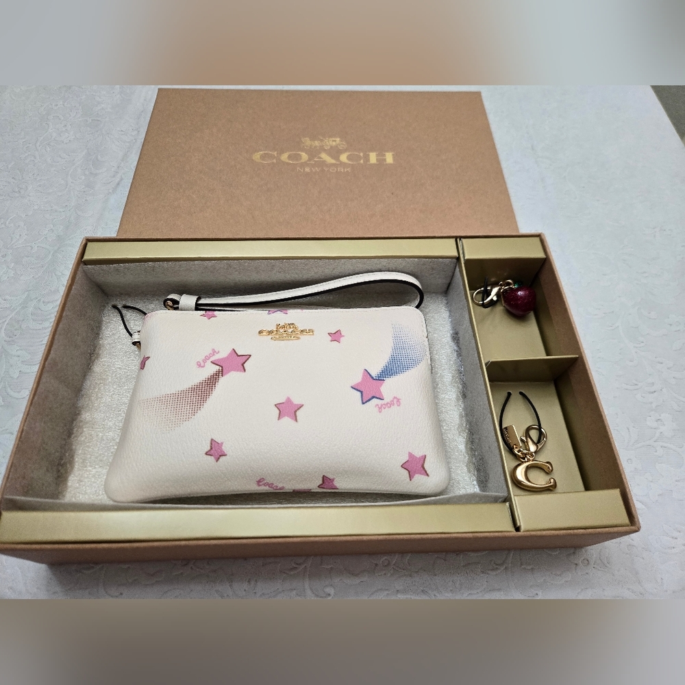 Boxed Corner Zip Wristlet